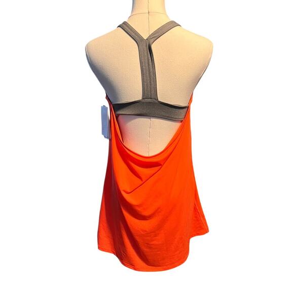 Gap Fit Forgiving Tank in Fire Coral.  Gray Shelf Bra.  Size Medium - Picture 2 of 7